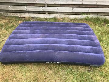 Luchtbed Intex 140cm  x 90 cm  inlusief voetpomp. Gratis beschikbaar voor biedingen