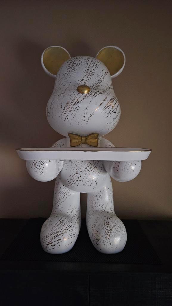 Leuk decoratief beeld - Beer met dienblad, Tuin en Terras, Tuinbeelden, Zo goed als nieuw, Dierenbeeld, Kunststof, Ophalen of Verzenden