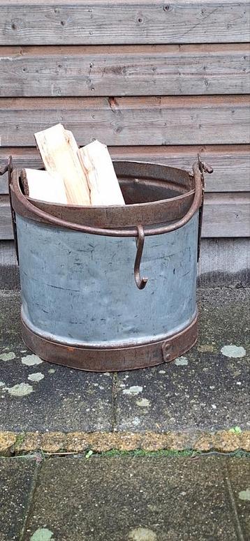 Industrieel metalen houtketel. beschikbaar voor biedingen