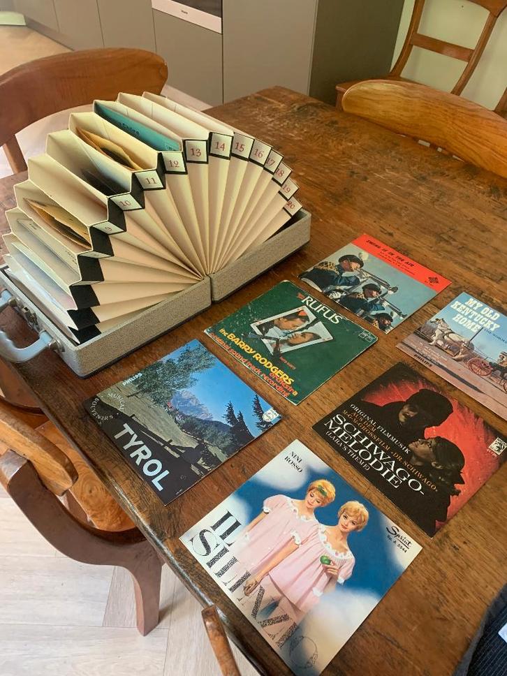 Platenkoffer met 25 singles vintage, Cd's en Dvd's, Vinyl Singles, Gebruikt, Single, Overige genres, 7 inch, Ophalen of Verzenden