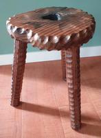 Vintage driepoot krukje met houtsnijwerk details, Huis en Inrichting, Krukjes, Ophalen of Verzenden, Hout