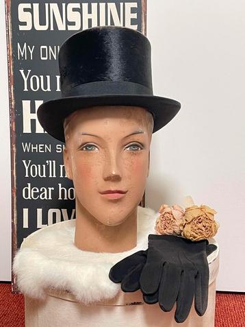 Schitterend antiek etalagehoofd met hoge hoed & handschoenen beschikbaar voor biedingen