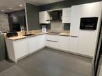 Showroomkeuken in de kleur wit met een multiplex werkblad, Huis en Inrichting, Keuken | Complete keukens, Ophalen, Zo goed als nieuw