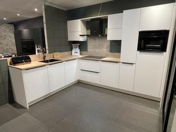 Showroomkeuken in de kleur wit met een multiplex werkblad beschikbaar voor biedingen