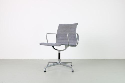 2x Vitra EA 104, aluminium, wit/blauw hopsak, Huis en Inrichting, Stoelen, Gebruikt, Vijf, Zes of meer stoelen, Metaal, Stof, Blauw