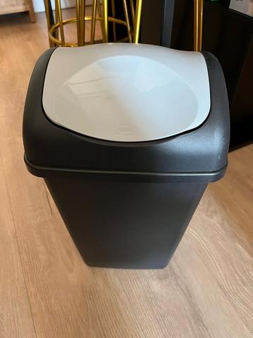 Mooi kleine prullenbak  beschikbaar voor biedingen