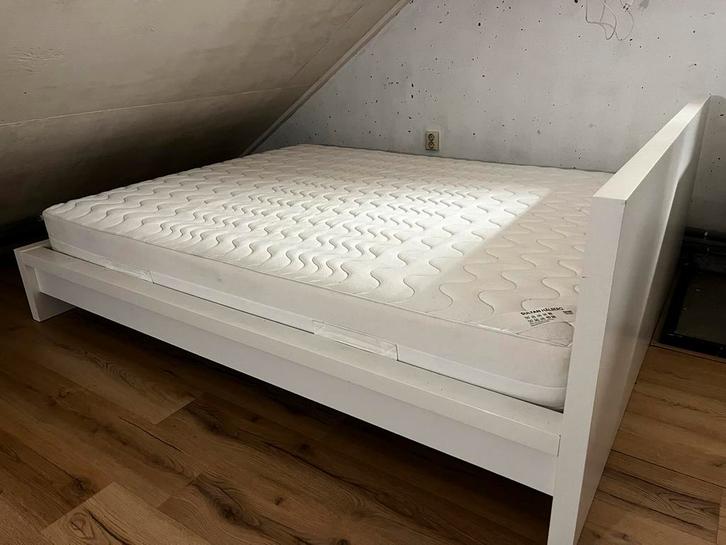 Bed en matras 160x200, Huis en Inrichting, Slaapkamer | Bedden, Gebruikt, Tweepersoons, 160 cm, Hout, Wit, Ophalen