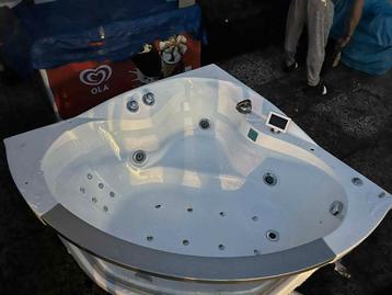 Jacuzzi met Hydromassage & Bluetooth beschikbaar voor biedingen