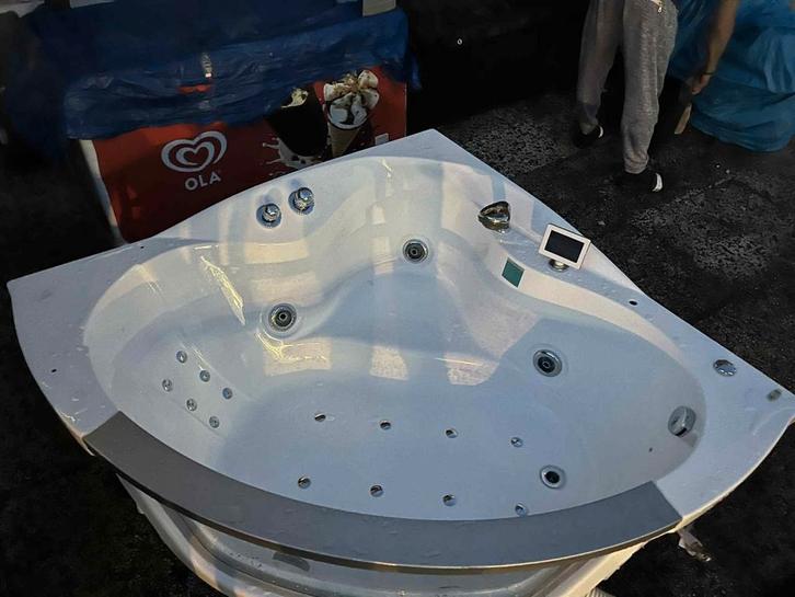 Jacuzzi met Hydromassage & Bluetooth, Huis en Inrichting, Badkamer | Badkamermeubels, Ophalen of Verzenden