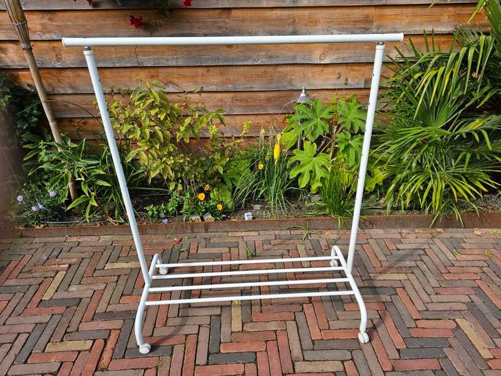 Wit Ikea Rigga kledingrek met wielen, Kleding | Dames, Kledingrekken, Gebruikt, Met wielen, Ophalen