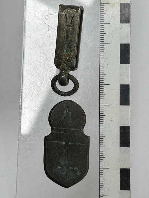2 zilveren Merovingische/Visigotische gespplaten, Postzegels en Munten, Penningen en Medailles, Overige materialen, Ophalen of Verzenden