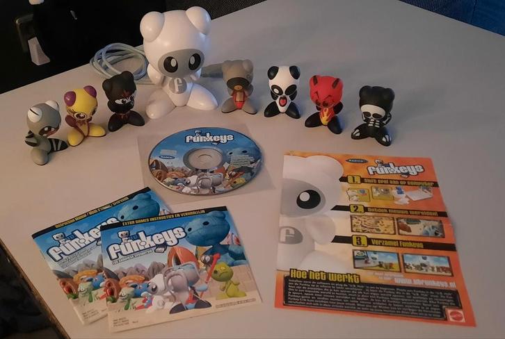 Funkeys Set met Hub, CD en Figuren, Spelcomputers en Games, Games | Pc, Zo goed als nieuw, Ophalen of Verzenden