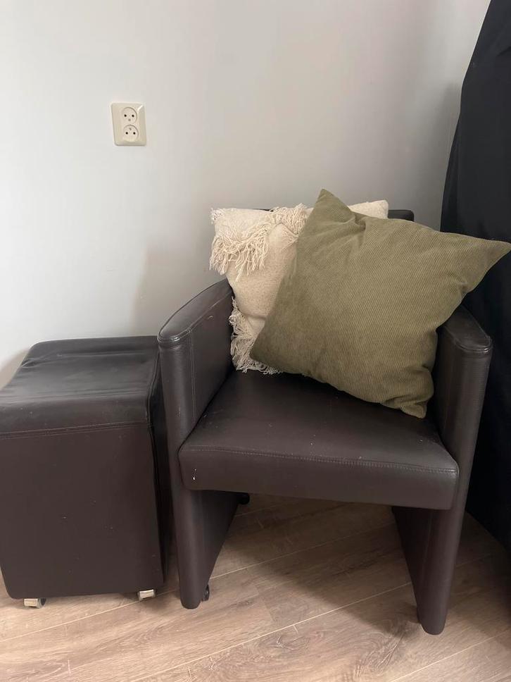 Stoel met Voetenbankje, Huis en Inrichting, Fauteuils, Gebruikt, Leer, Minder dan 50 cm, Minder dan 75 cm, Ophalen of Verzenden