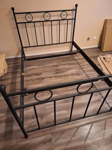 Twijfelaar bed, 140x200 cm. Alleen frame, zwart, metaal