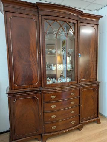 Buffetkast notenhout beschikbaar voor biedingen