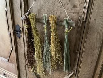 Nieuw houten rek met bosjes droogbloemen grassen beschikbaar voor biedingen