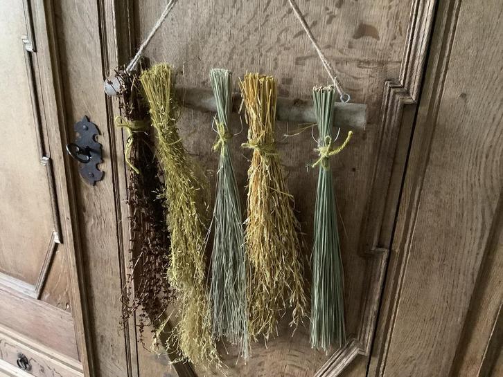 Nieuw houten rek met bosjes droogbloemen grassen, Huis en Inrichting, Woonaccessoires | Droogbloemen, Nieuw, Ophalen of Verzenden