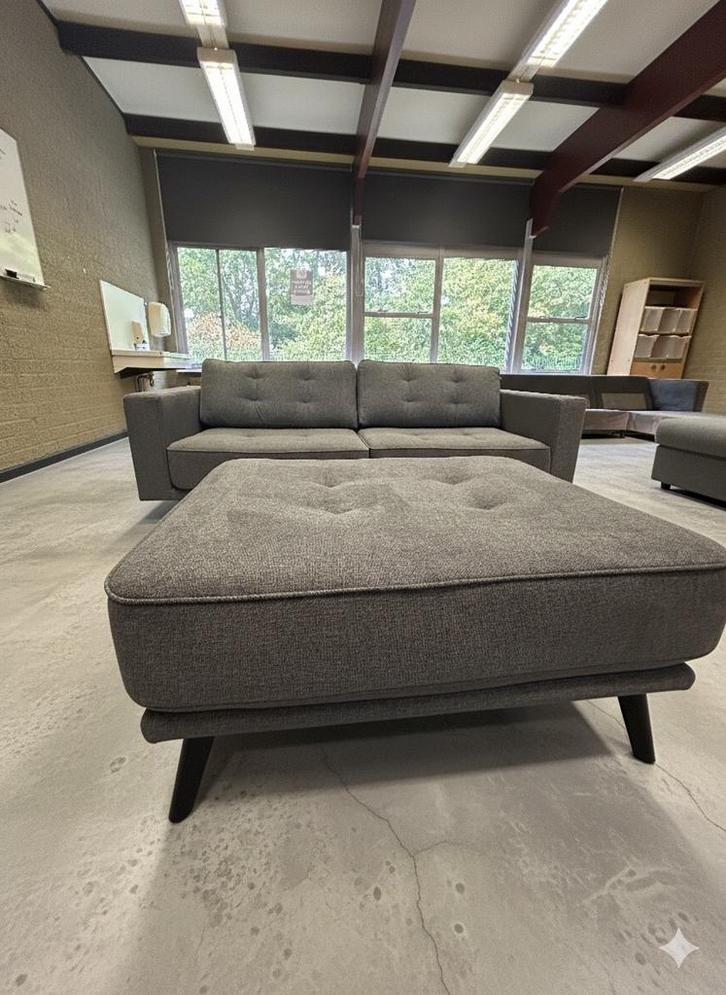 Grijze 2-Zitsbank Met Hocker evt Verrijdbaar, Antiek en Kunst, Antiek | Meubels | Stoelen en Banken, Ophalen of Verzenden