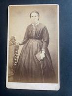 cdv carte de visite dame boek J Goedeljee Leiden naam foto, Verzamelen, Verzenden, Voor 1940, Zo goed als nieuw, Foto
