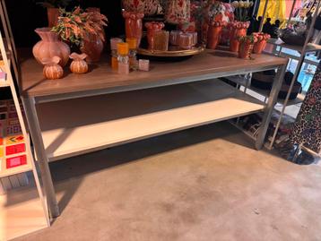Tafel beschikbaar voor biedingen