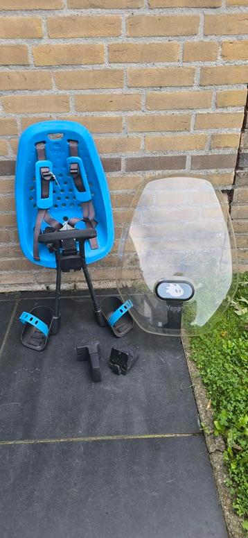 Blauw Yepp Voorzitje met Windscherm + 2 Adapters beschikbaar voor biedingen