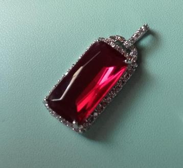 Rechthoek kettinghanger met rode en witte cubic zirkonia beschikbaar voor biedingen