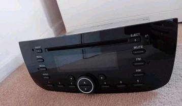 Nette Radio cd speler Fiat Punto Evo met code beschikbaar voor biedingen