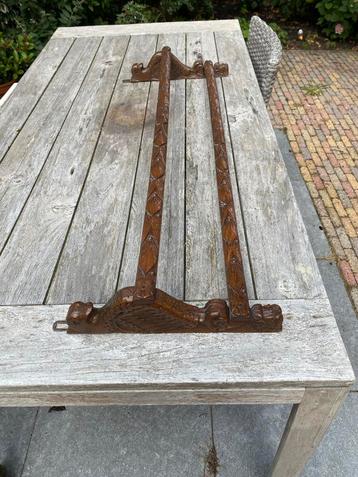 Antiek Houten Bordenrek met Snijwerk beschikbaar voor biedingen