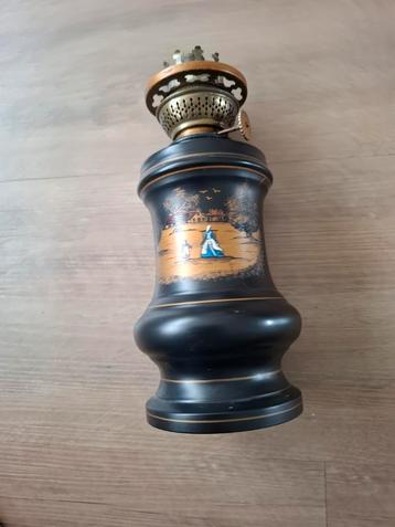 Antieke Handbeschilderde Olielamp beschikbaar voor biedingen