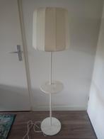 Ikea Varv witte Staande Lamp met oplaad tafel voor iphone, Huis en Inrichting, 100 tot 150 cm, Ophalen of Verzenden, Zo goed als nieuw