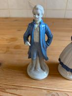 Oude porseleinen beeldje van een man en vrouw, Antiek en Kunst, Ophalen of Verzenden