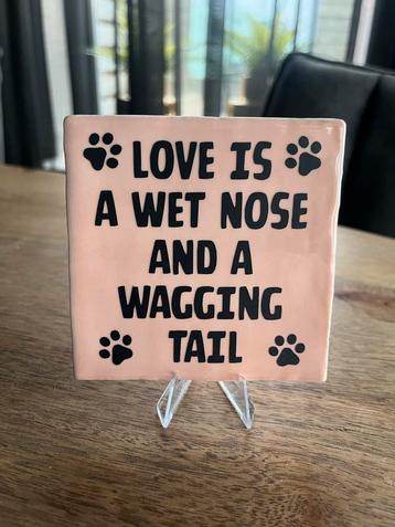 Tegel met tekst 'Love is a wet nose' beschikbaar voor biedingen