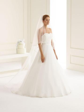 Een sluier en bijpassende accessoires voor de bruid. Nieuw beschikbaar voor biedingen