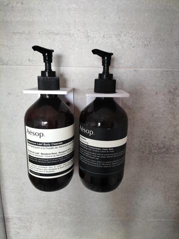 Handige haak voor zeeppompje wit beschikbaar voor biedingen