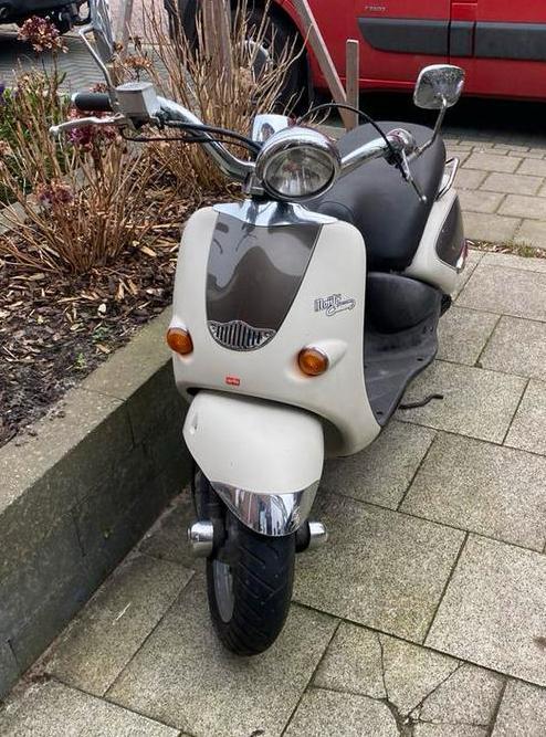 Aprilia mojito 2 takt scooter te koop!, Fietsen en Brommers, Snorfietsen en Snorscooters, Gebruikt, Overige merken, Benzine, Ophalen
