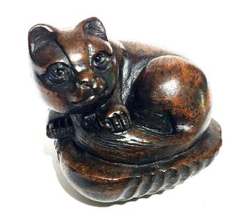 Ironwood Netsuke van een Kat in een mand late Meijiperiode  beschikbaar voor biedingen