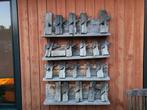Wandplank met oude houten schaafjes, Ophalen
