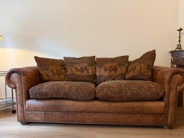 Vintage leren bank met gobelin kussens Chesterfield model beschikbaar voor biedingen