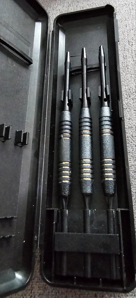 Winmau Dartpijlen Set in Opbergdoos, Sport en Fitness, Darts, Gebruikt, Pijlen, Ophalen of Verzenden