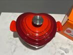 SALE NIEUW Le Creuset hartje 16 cm in doos geleverd, Gietijzer, Nieuw, Ophalen of Verzenden, Keramische plaat