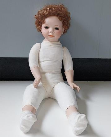 Oude brocante porseleinen pop, lengte 60 cm beschikbaar voor biedingen