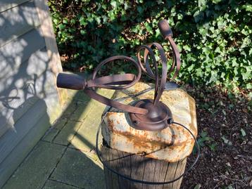 Retro metalen Wandlamp met sierlijke krullen beschikbaar voor biedingen