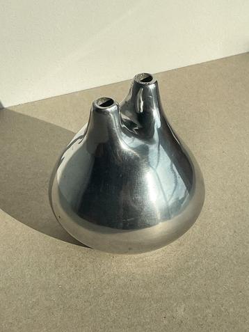 Vintage massief gegoten metalen aluminium vaas, twee gaten beschikbaar voor biedingen