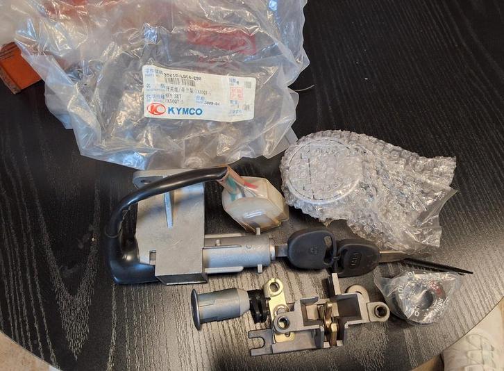 Nieuwe Kymco Contactslot Set met 2 Sleutels, Fietsen en Brommers, Brommeronderdelen | Scooters, Nieuw, Kymco, Overige typen, Ophalen of Verzenden