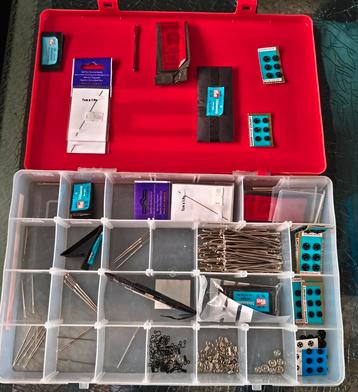 Naaiset met naalden, rijgnaalden en drukknoppen beschikbaar voor biedingen