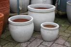 Set van 3 ronde geglazuurde aardewerk bloempotten wit terras