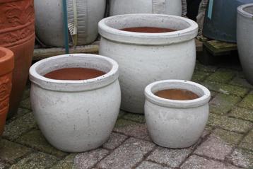 Set van 3 ronde geglazuurde aardewerk bloempotten wit terras beschikbaar voor biedingen