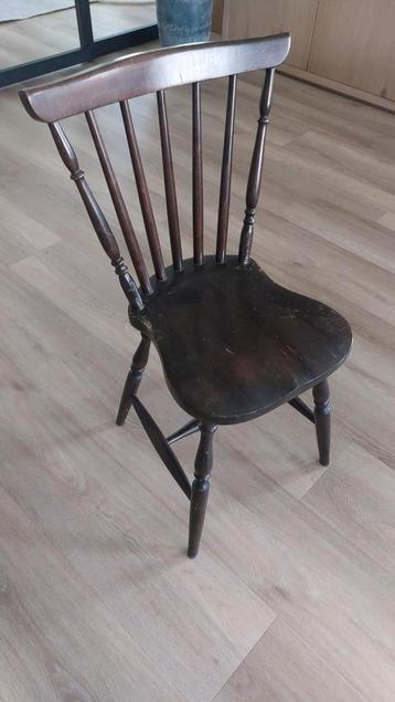 Houten stoel beschikbaar voor biedingen