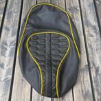 Zadelhoes Vespa Sprint Primavera rs geel custom buddydek, Info@jynkx.com, Jynkx, Nieuw, Ophalen of Verzenden