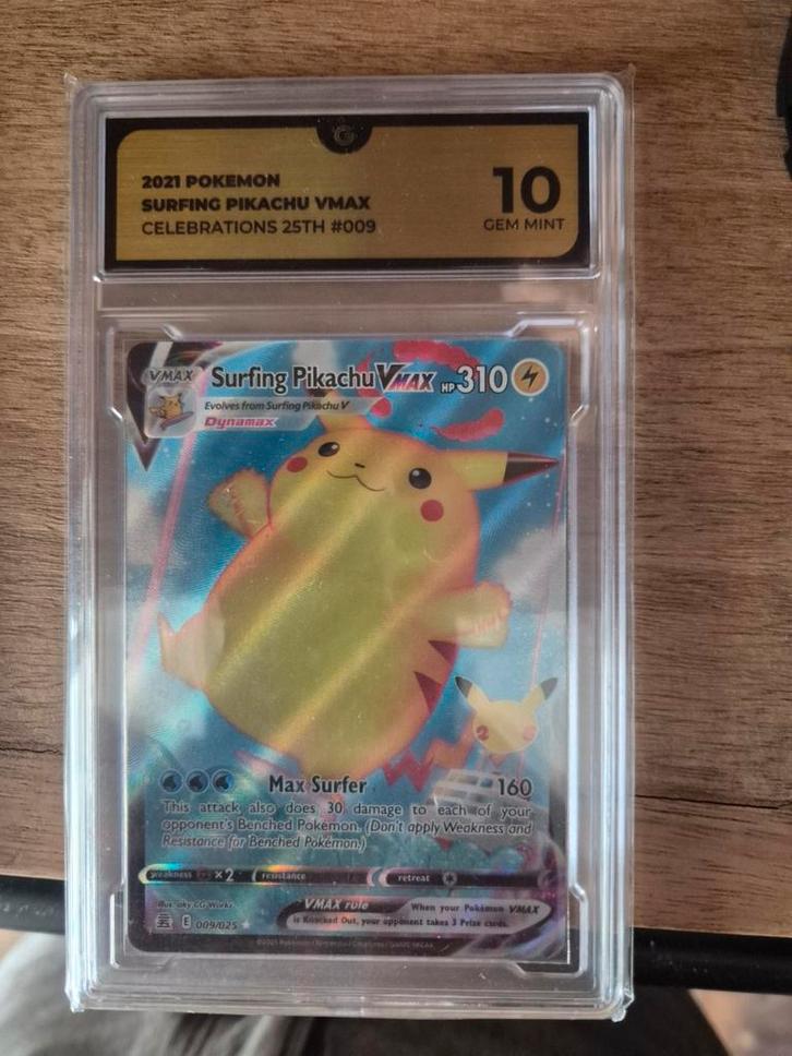 Pokemon Slab: Surfing Pikachu VMAX Celebrations 25th #009, Hobby en Vrije tijd, Verzamelkaartspellen | Overige, Nieuw, Losse kaart